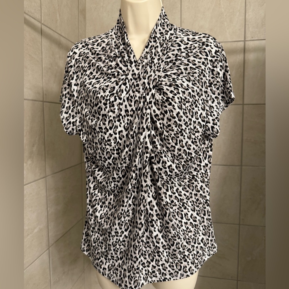 NWT Tahari short sleeve wrap neck leopard print top, size Large